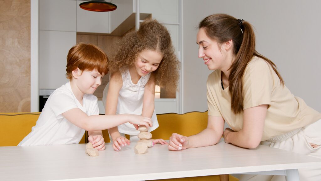 pexels-photo-6951555-6951555 Glückliche Familienzeit mit Kindern, die Blöcke zu Hause stapeln.