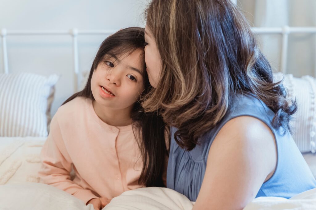 pexels-photo-7943195-7943195 Herzliche und liebevolle Interaktion zwischen einer Mutter und ihrer Tochter in einem gemütlichen Schlafzimmer.